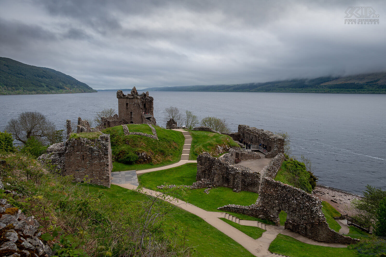 Loch Ness - Urquhart Castle On the western shore of Scotland's most famous lake Loch Ness lies one of Scotland's largest castles, Urquhart Castle. This once impressive castle was built in 1308 and saw many conflicts. Control of the castle passed back and forth between the Scots and the English during the Wars of Independence. Nowadays you can visit the iconic ruin from the Middle Ages. Stefan Cruysberghs